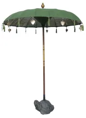 Bali-Schirm, Farbe Grün "Irish - Moos" mit Holzmünzen und Blattgold am Rand. Ca. 190cm Durchmesser und 250cm Höhe 